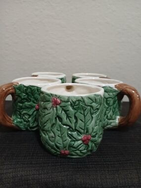 5 Vintage Nantucket  Home  Christmas Holly Leave Mugs.